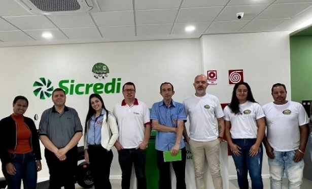 Tivemos um caf com a imprensa na Cooperativa Sicredi Botucarai. Na ocasio foi explicado como funcionar o sorteio de prmios e tivemos um bate papo sobre o Sicredi e os benefcios e propostas para a